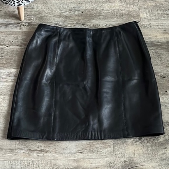 Danier Dresses & Skirts - 🍁 100% genuine Italian Leather Skirt Black Size 6 EUC